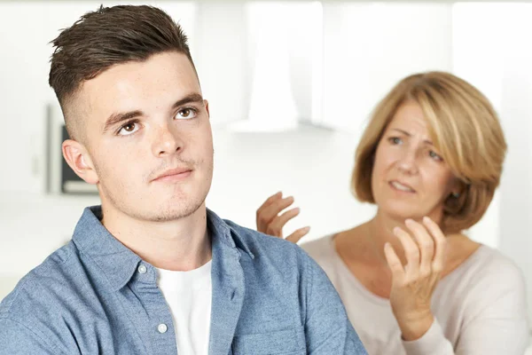 Mãe argumentando com o filho adolescente — Fotografia de Stock