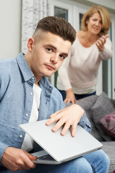 Adolescente niño ocultando el uso de Internet de la madre — Foto de Stock