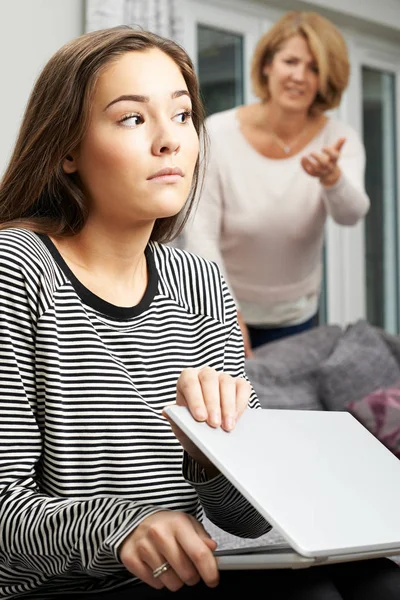 Adolescenta Fata Ascunde Internet Utilizare De la Mama — Fotografie, imagine de stoc