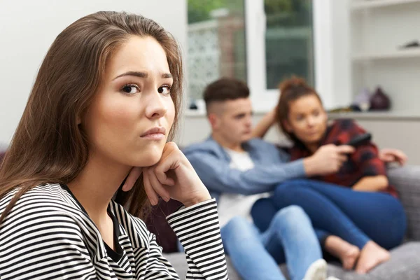 Teenager Mädchen eifersüchtig auf junges Paar zu Hause — Stockfoto