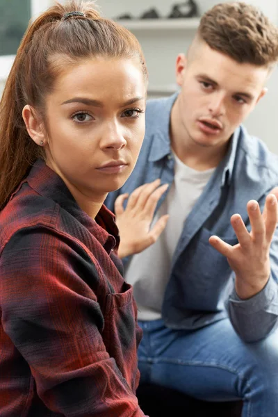 Teenager-Paar hat Beziehungsprobleme — Stockfoto