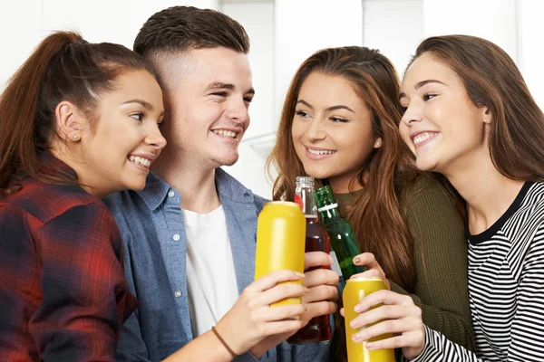 Groupe d'adolescents buvant de l'alcool à la fête — Photo