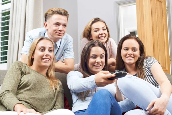 Gruppe Teenager-Freunde, die zu Hause fernsehen — Stockfoto