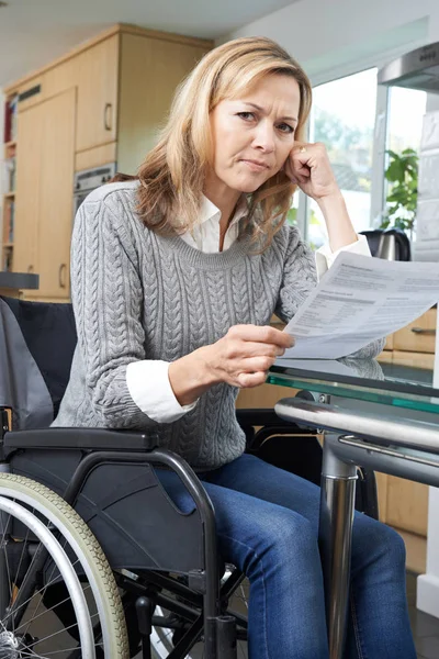 Mulher frustrada em cadeira de rodas Leitura Carta — Fotografia de Stock