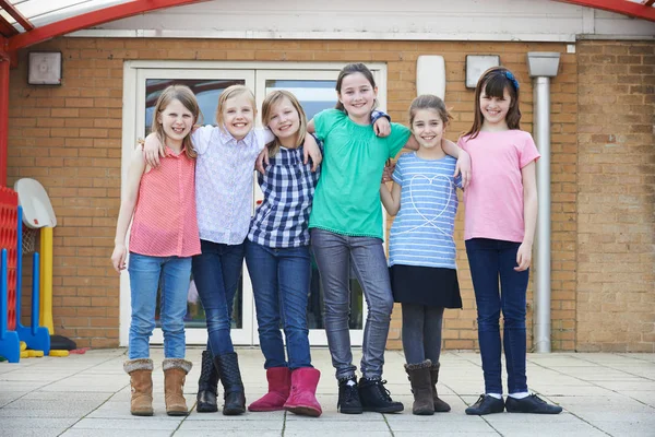 Ritratto di studentesse al di fuori dell'aula — Foto Stock