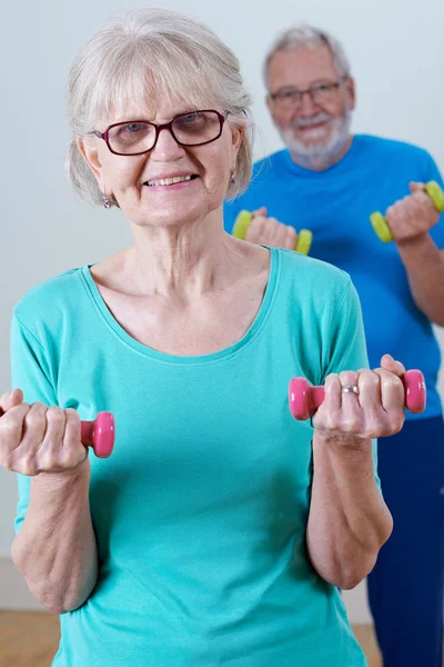 Senior paar In Fitness klasse met gewichten — Stockfoto