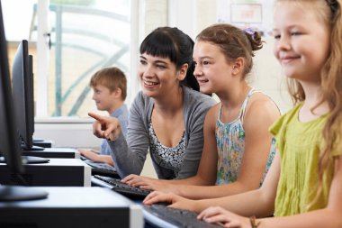 kadın İlköğretim öğrenci ile öğretmenin bilgisayar sınıfı