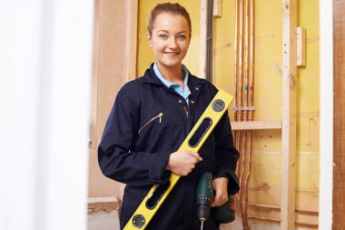 Kadın Oluşturucu ruh düzeyi ve elektrikli matkap ile portresi