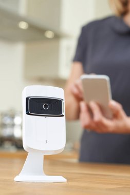 Kadın acımak güvenlik kamera app üzerinde hareket eden fon kullanarak denetleme