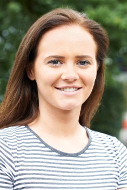 Baş ve omuz portre genç kız gülümseyerek