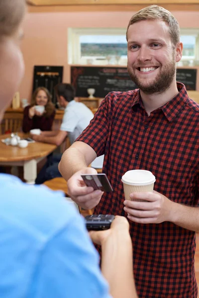 Πελάτης που πληρώνει για Takeaway καφέ χρησιμοποιώντας τερματικό ανέπαφων πληρωμών — Φωτογραφία Αρχείου