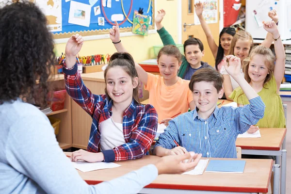 Elementarne uczniów odpowiadając na pytanie w klasie — Zdjęcie stockowe