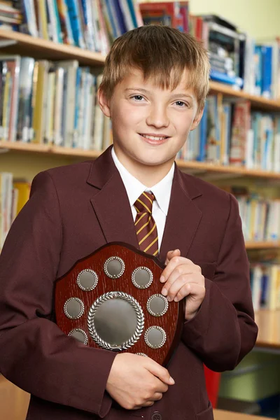 Porträt eines Schülers in Uniform mit Auszeichnung — Stockfoto