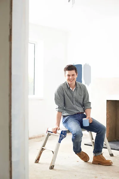 Homme assis dans la propriété en cours de rénovation — Photo