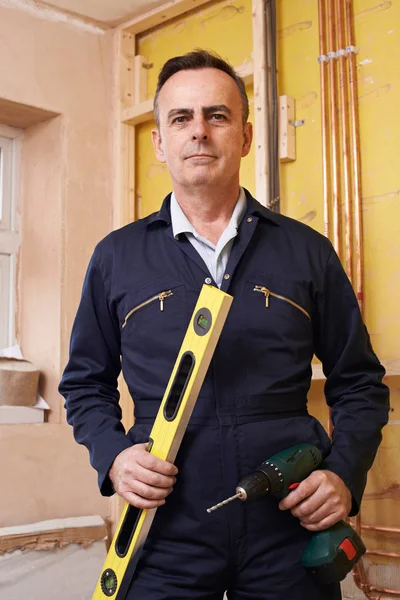 Portrait de constructeur avec niveau d'esprit et perceuse électrique — Photo