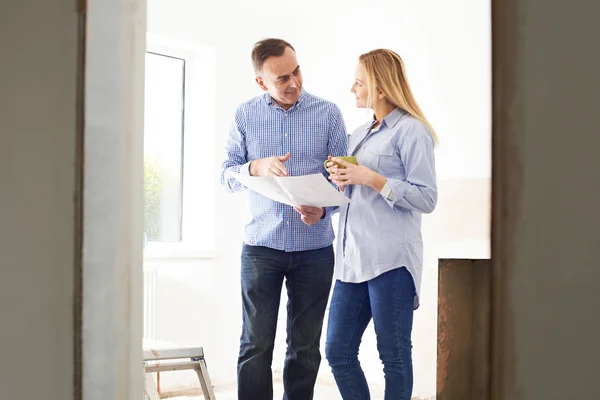 Woman Meeting With Architect Or Builder In Rennovated Property — Stock Photo, Image