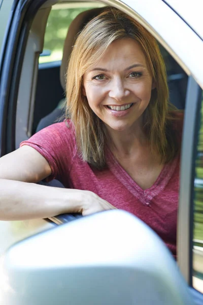 Autó vezetés érett nő portréja — Stock Fotó