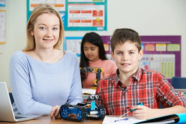 로봇을 공부 하는 과학 수업에서 학생 들과 교사 — 스톡 사진