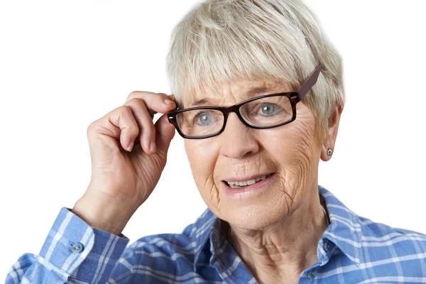 Старшая женщина примеряет новые очки — стоковое фото