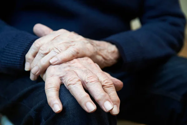 Zblízka starší muž trpící Parkinsonovou zaměřená — Stock fotografie