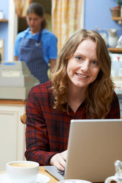 Kvinna i Coffee Shop använder bärbar dator — Stockfoto