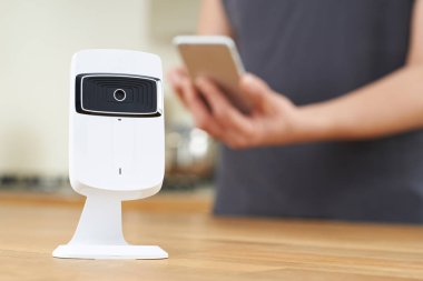 Kadın acımak güvenlik kamera app üzerinde hareket eden fon kullanarak denetleme