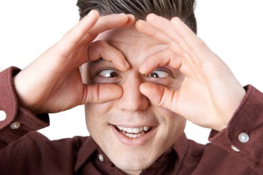 Stüdyo çekim adamın elleri ile gözlük şekil verme