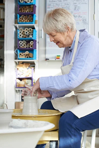 Seniorin arbeitet im Atelier an der Töpferscheibe — Stockfoto