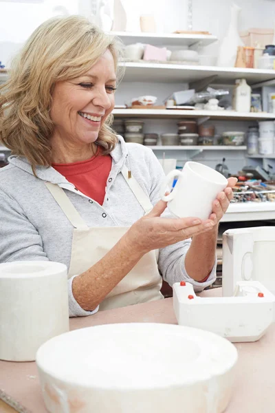 Mogen kvinna i keramikateljé gjutning mugg — Stockfoto