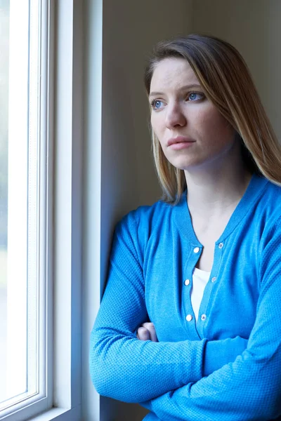 Sorgliga kvinna lider av Depression ser ut fönstret — Stockfoto