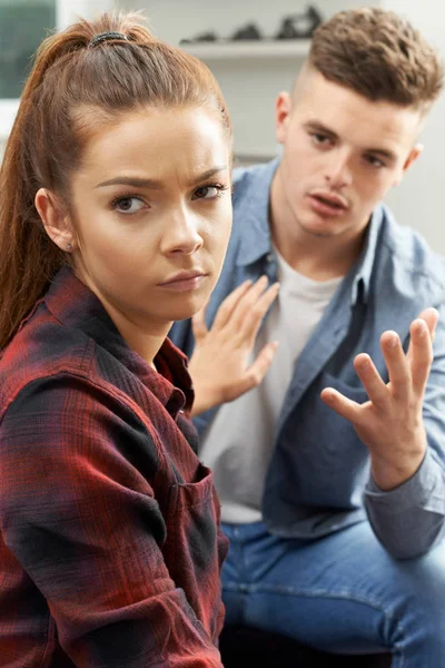Teenager-Paar hat Beziehungsprobleme — Stockfoto