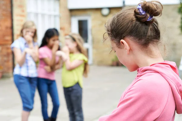 Missnöjd tjej som skvallrade om av skolkamrater — Stockfoto