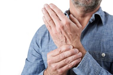 Adam Rutin zorlanma yaralanması ile acı görüntüsünü kapatmak