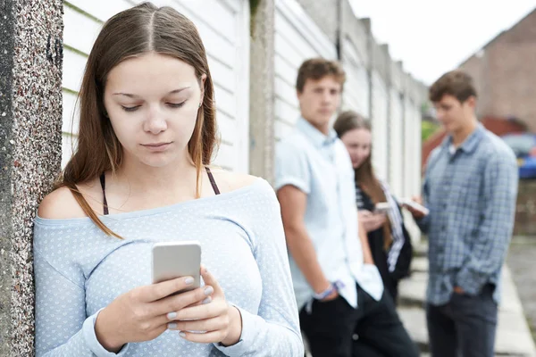 Adolescenta fata victima de bullying de text mesagerie — Fotografie, imagine de stoc