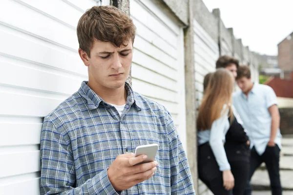 Tonårspojke offer för mobbning av textmeddelanden — Stockfoto