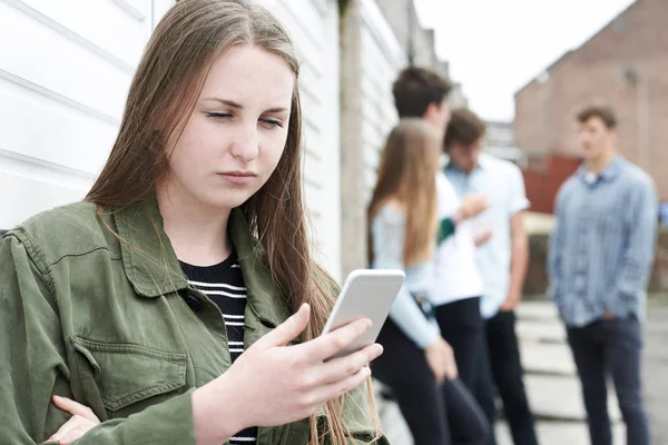 Tonårig flicka utsatt för mobbning av textmeddelanden — Stockfoto
