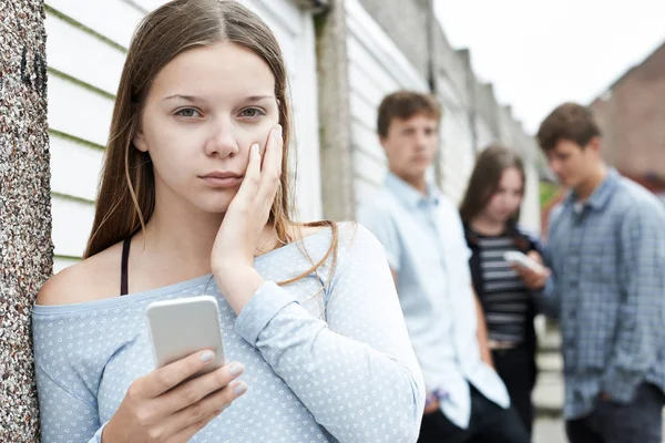 Tonårig flicka utsatt för mobbning av textmeddelanden — Stockfoto