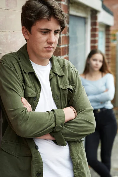 Casal adolescente infeliz no cenário urbano — Fotografia de Stock