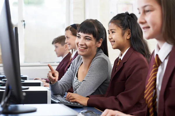 Alunos em classe de computador com professor — Fotografia de Stock