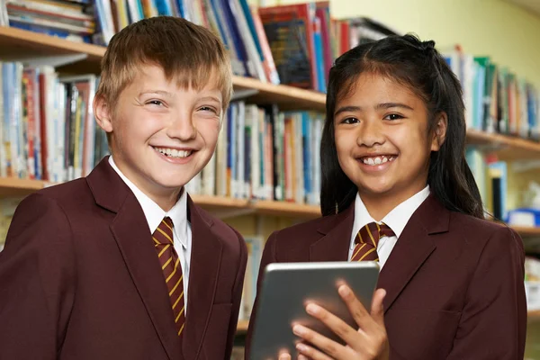 Портрет школьников в школьной форме с использованием цифрового планшета I — стоковое фото