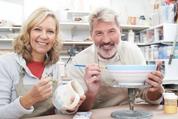 Зрелая пара наслаждается классом керамики вместе — стоковое фото