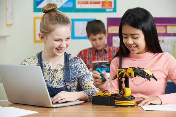 Alumnos en Lección de Ciencias Estudiando Robótica — Foto de Stock