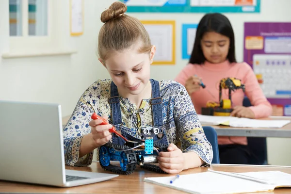 科学の女性生徒レッスン勉強ロボット — ストック写真