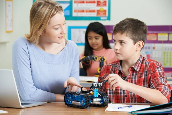 Profesor con alumnos en clase de ciencias estudiando robótica — Foto de Stock