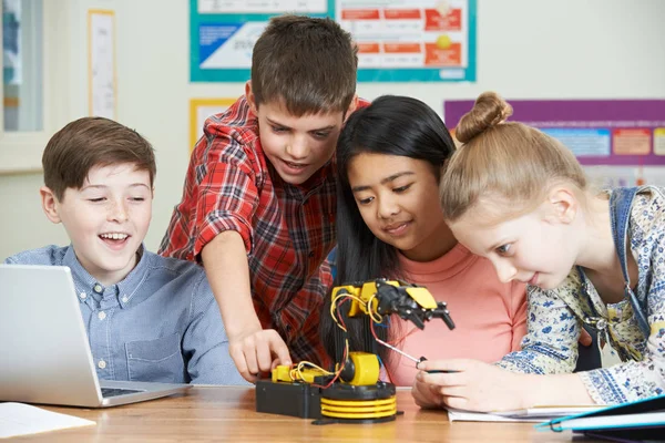 Alumnos en Lección de Ciencias Estudiando Robótica — Foto de Stock