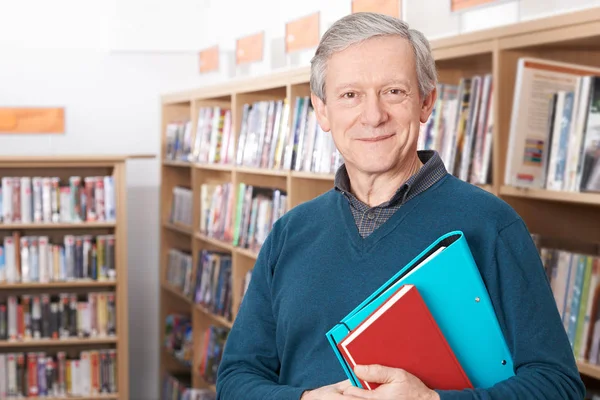 Mogna manlig student studera i biblioteket — Stockfoto