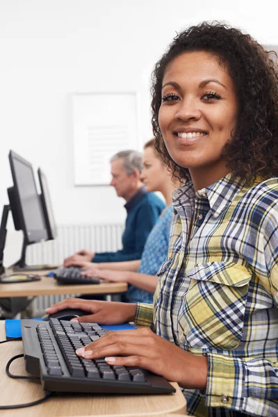 Jonge vrouw bijwonen van computer klasse — Stockfoto