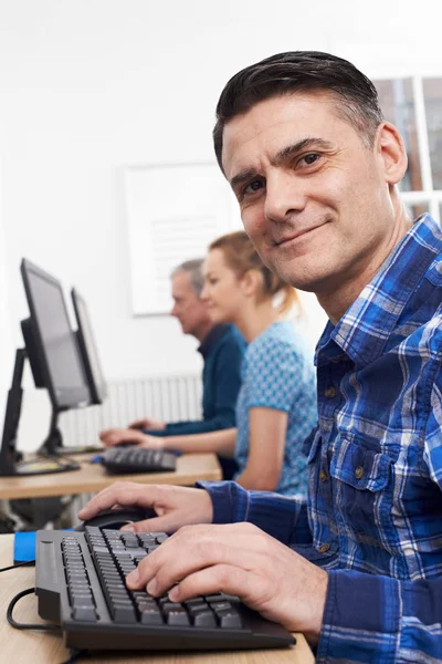 Dojrzały mężczyzna uczestniczy w zajęciach komputerowych — Zdjęcie stockowe