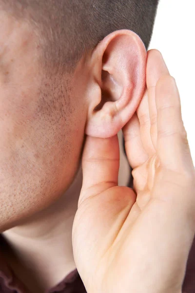 Крупный план молодого человека, страдающего от трудностей со слухом — стоковое фото