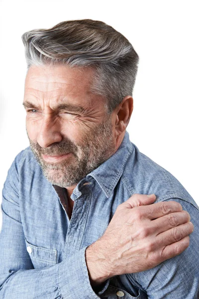 Студийный снимок человека с замороженным плечом — стоковое фото